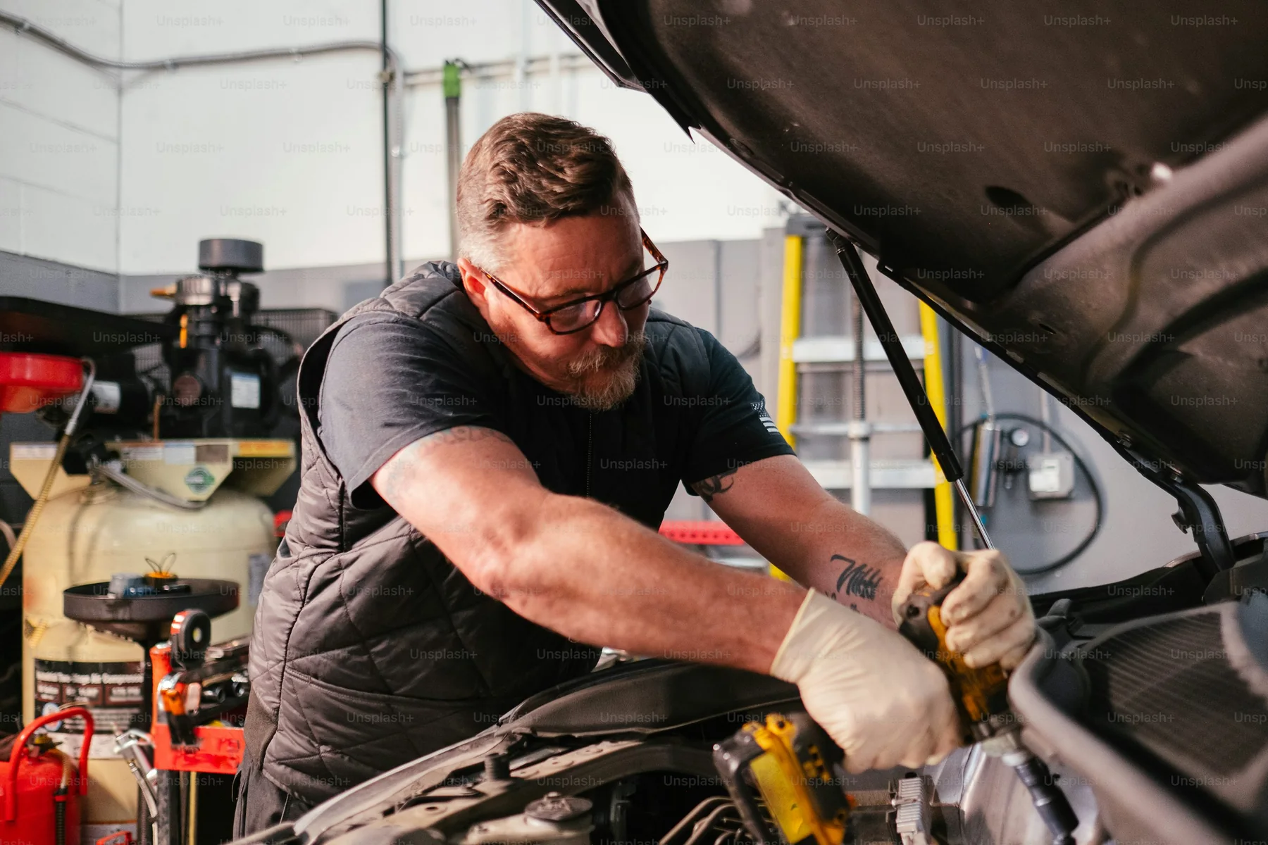 Mechaniker arbeitet konzentriert am Motor