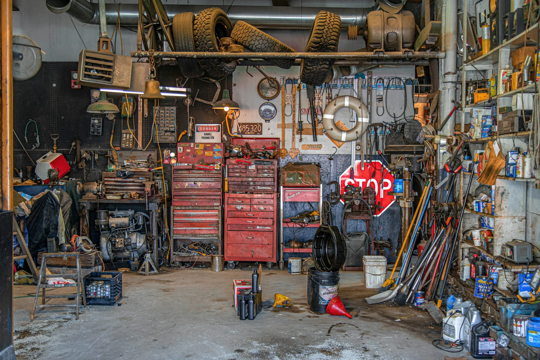 Mechaniker inspiziert ein Fahrzeug in der Garage