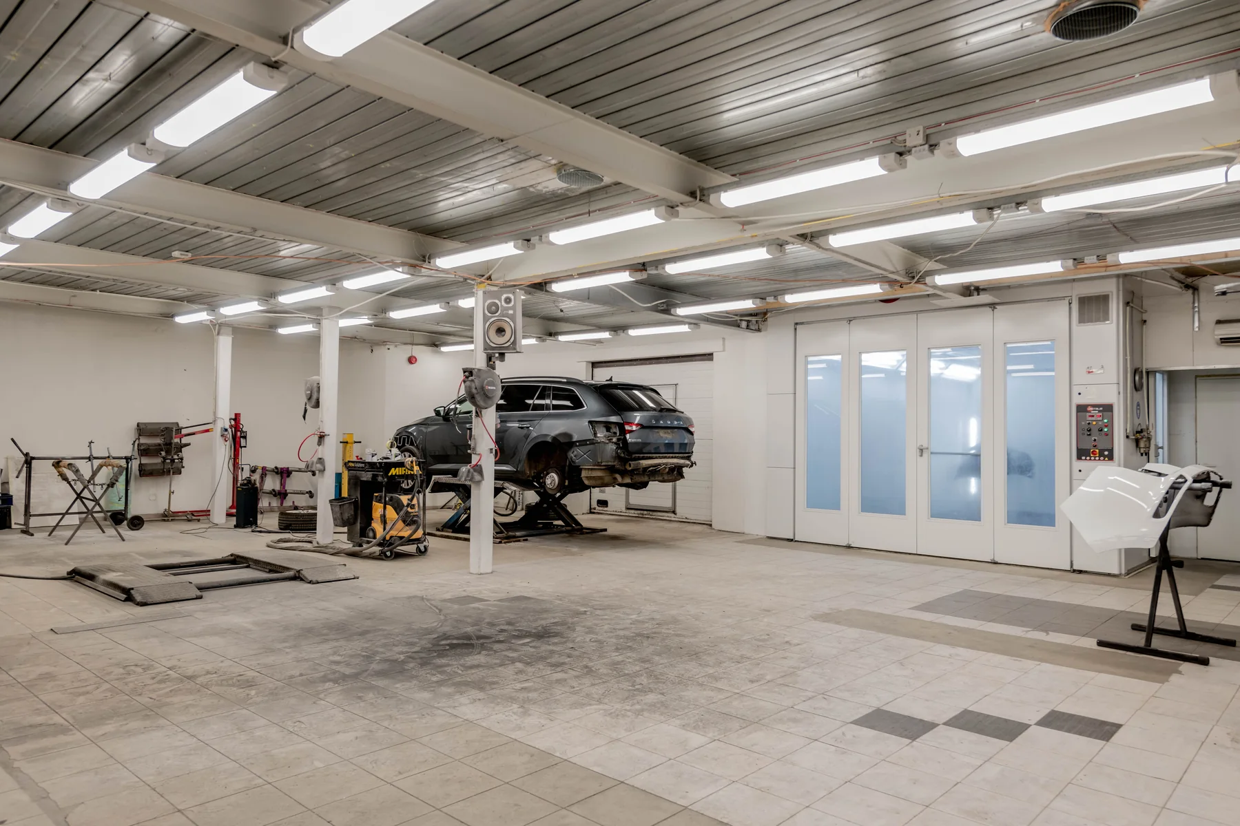 Großzügiger heller Werkstattinnenraum